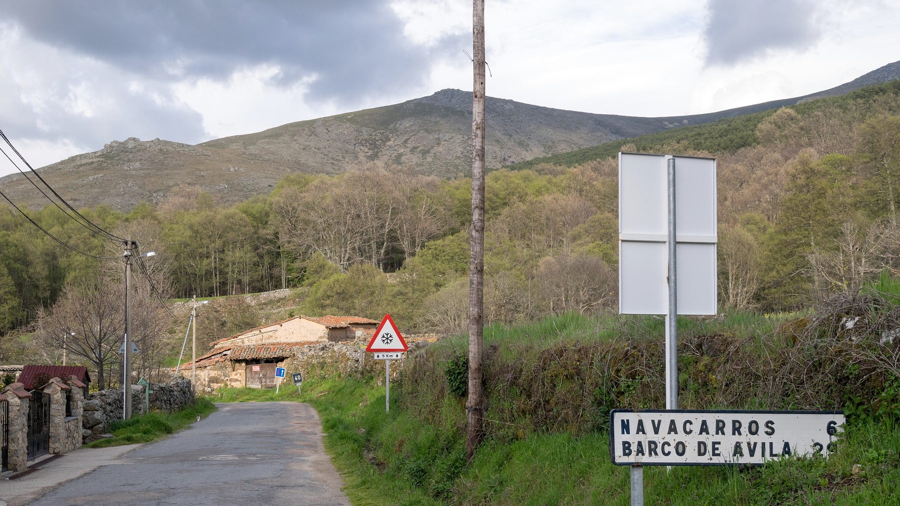 Carretera nacional española entre montañas, con señalización de dirección